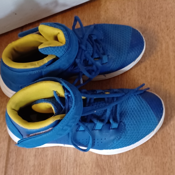 Under Armour shoes youth size 2 - Picture 3 of 5